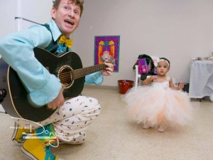 Dave Jay performing At Raine’s 1st birthday party. Photo credit: Donjai