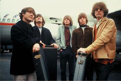 The Byrds (photo by By http://www.drb-fans.com/pre-drb.html, Copyright : Sony Music Entertainment, 1965 (then CBS, Inc.), Fair use, https://en.wikipedia.org/w/index.php?curid=22312881)
